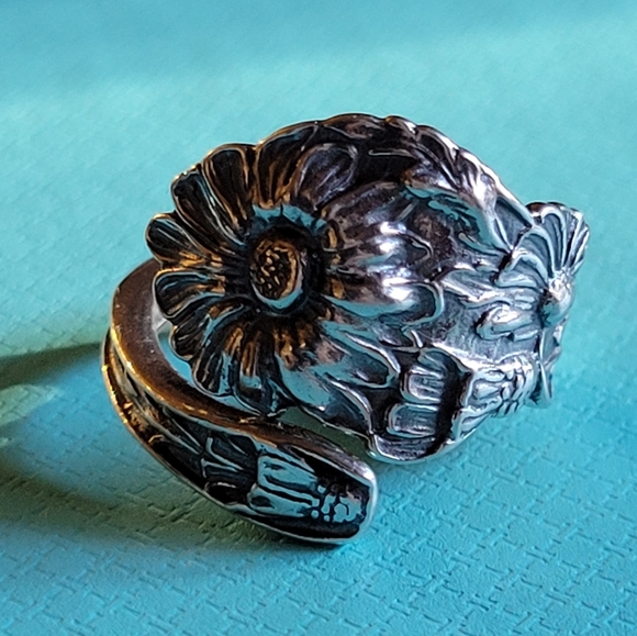 Antique Vintage Daisy Spoon Ring in Sterling Silver - Picture 4 of 11